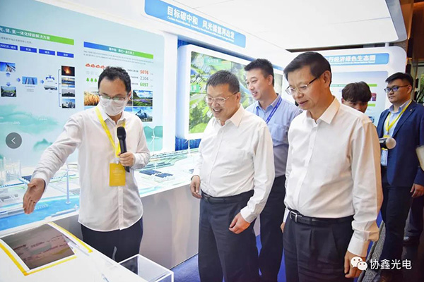 国家能源局局长章建华国际能源变革对话闭门会议间隙考察HB火博(中国)官方展台